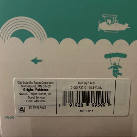 Pillowfort White Sheet Set with Playful Design - Picture 5 of 6